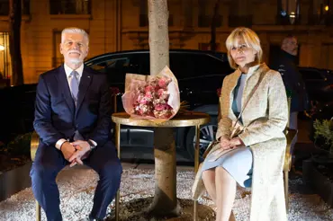 Prezidentský pár zářil ve Francii: Eva Pavlová zrecyklovala oblíbené šaty, o faux pas se nejedná