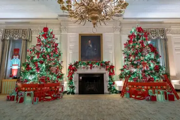 Vánoce v Bílem domě podle první dámy Jill Bidenové: 98 stromků, 142 tisíc světýlek a 4,5 kilometru stuhy