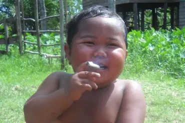 Kouřit začal v 18 měsících, stal se nejtlustším dítětem světa. Dnes vypadá Ardi Rizal skvěle
