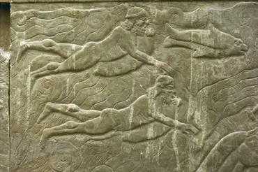 Pozorně si prohlédněte tuto asyrskou tabuli. Co vám připomíná plovoucí muž? Vědci se hádají