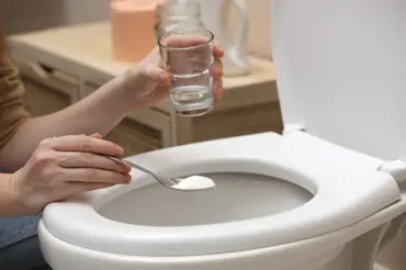 Proč nikdy nečistit toaletu a další keramické povrchy jedlou sodou?