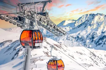 Na horách s 007: Vyrazte do míst, kde se natáčel James Bond, dva ledovce spojuje 165 metrů dlouhý tunel
