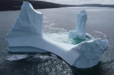 Obrázek přisprostlého ledovce baví internet. Tento snímek pořídil fotograf u břehů Kanady