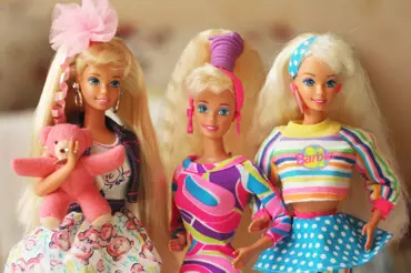 Chodila Barbie vždy jen s Kenem? Holčičky si s ní hrají už 65 let! Nejdražší má náhrdelník s diamanty