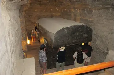 V Džoserově pyramidě objevili obří sarkofág. Sejmuli víko a zůstali v šoku. Tělo uvnitř nepatřilo člověku