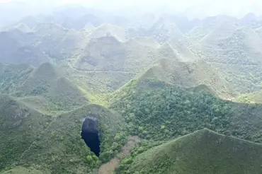Vědci objevili v Číně obří průrvu. 630 m pod povrchem se skrývá zázrak. Podívejte na úžasné záběry