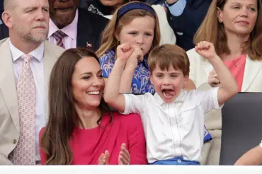 Nové snímky prince Louise, který slaví 5. narozeniny: Kate se překvapivě postavila před objektiv s ním
