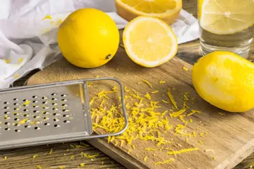 Proč je skvělý nápad právě teď zamrazit citronovou kůru?