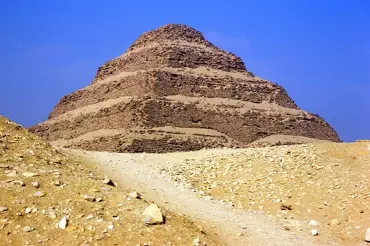V pyramidě v Sakkárě vědci našli obří sarkofág. Nadzvedli poklop a zděsili se. Tělo uvnitř nebylo lidské