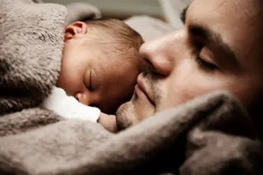 Budoucí tatínci nesmí k porodu. Jak reagují muži a jak reagují ženy?