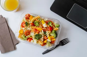 10 receptů na jídla do krabičky: Noste si do práce oběd z domova, ušetříte spoustu peněz a zhubnete