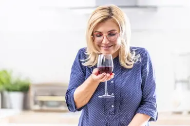 Vědci zjistili, že červené víno může bránit oparům. Kolik ho musíte vypít?
