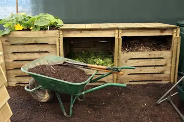 Kompost: Zkušení zahradníci s ním teď na podzim dělají zásadní věc. Radši to udělejte taky