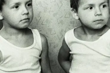 Pamatujete na zlobivá dvojčata z rodiny Homolkovy? Letos už jim bude 60 a jsou velmi slavná. Poznáte je?