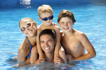 Koupání v bazénu bez podráždění kůže a očí? Zdravou vodu můžete mít i bez chloru, říká odborník