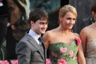J. K. Rowling se rozhádala s filmovým Harrym, stojí za ním Ron i Hermiona: Za vše může trans komunita