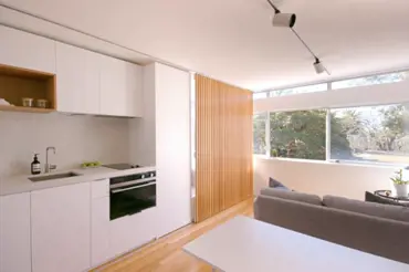 Tipy pro váš malý byt: Šikovný mladík vykouzlil úžasné bydlení na 24 metrech