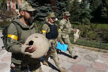 Ukrajinští vojáci kopali zákopy a objevili 2 500 let starý vzácný poklad. Vědci jsou nadšení!