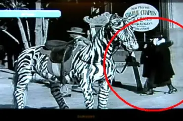Záběr z Chaplinova filmu Cirkus vyvolal hysterii. Co drží žena v ruce? Tohle v roce 1928 mít nemohla!