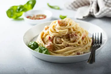 Špagety Carbonara podle tradiční italské receptury: Konec dohadů, jedině takhle jsou správně!