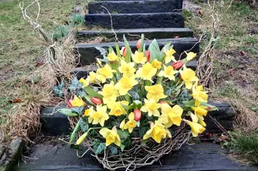 Fotonávod: Přivítejte jaro květinovou aranží z narcisů a proutí