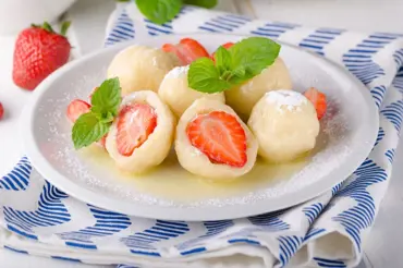Fantastické jahodové knedlíky našich babiček: Původní recept z kynutého těsta