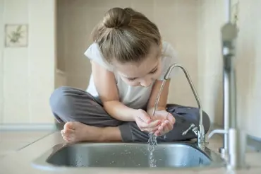 Osm tipů, jak můžete ušetřit za vodu. Myjte nádobí v myčce a neperte v ruce