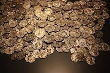 Muž našel vikinský poklad za 145 milionů korun. Skončil kvůli němu ve vězení