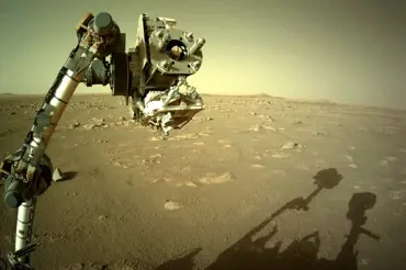 NASA na Marsu natočila podivný špagetový objekt. Provázky se objevily a zmizely
