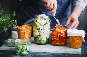 Imunita se tvoří ve střevech: Jak na domácí fermentaci a přípravu zdravého kimchi