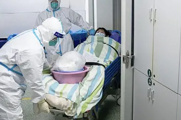 Lékaři spí na židlích, lidé se hroutí: Čínská sestra popsala boj s koronavirem