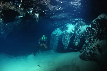 Potápěč objevil v moři vchod do pravěké jeskyně. Proplaval tunelem a spatřil archeologický zázrak