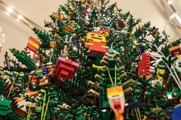 Přijďte nám pomoci ozdobit obrovský LEGO® vánoční strom!