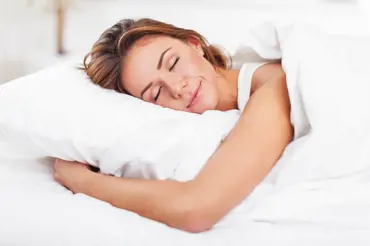Dlouhý spánek je stejně rizikový jako krátký. Neuvěříte, kolik hodin je ideální spát podle odborníků