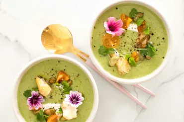 Jarní gurmánský průvodce: Co jíst v dubnu? Zkuste jarní polévku, zelené palačinky nebo mechové cupcakes