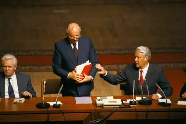 Gorbačov nechtěl riskovat jadernou apokalypsu. Před 27 lety zanikl Sovětský svaz