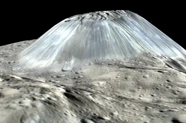 Na povrchu planetky Ceres se tyčí záhadná pyramida. Vznikla nedávno a světélkuje
