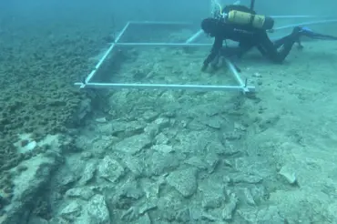 Potápěči našli na mořském dně u Chorvatska 7000 let starou silnici. Archeologové propukli v nadšení