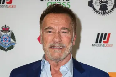 Schwarzenegger přirovnal Trumpa ke svému zlému otci a promluvil o krutém dětství