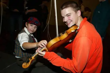 Geniální dětský houslista slaví úspěchy v USA,  zde mu nadávali do cvičené opice