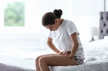 PMS a menstruace: Jak se podle lékárníků zbavit nepříjemné tenze a bolesti