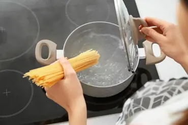 Jak odměřit správné množství špaget na jednu porci: Pomůcku máte v kuchyni