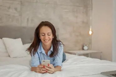 Proč by zejména ženy nad 50 neměly před spaním koukat do mobilu. Důležité!
