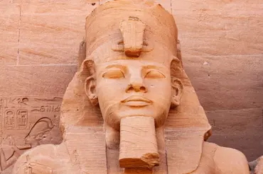 Vědci zrekonstruovali tvář nejmocnějšího faraona Egypta: Ramesses II. byl mimořádně krásný muž