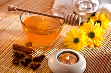Proč se při bolestech žaludku doporučuje 1 lžíce medu?