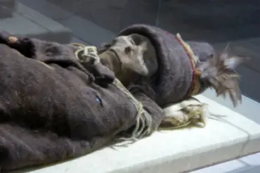 Video: 4000 let stará mumie princezny je skvěle zachovaná. Živá byla nádherná