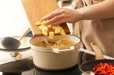 Jak uvařit brambory za pár minut: Chytrý trik anglických šéfkuchařů