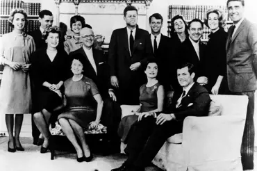 Prokletí rodu Kennedyů trvá už více než 80 let: záhadná smrt, letecké nehody i podivná tušení
