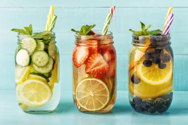 Co je dobré pít v létě? K vodě s ovocem a zeleninou přidejte i mléko