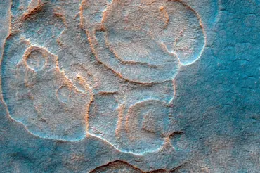 Podívejte se podivné polygony, které vyfotila NASA na Marsu. Odkud se vzaly?